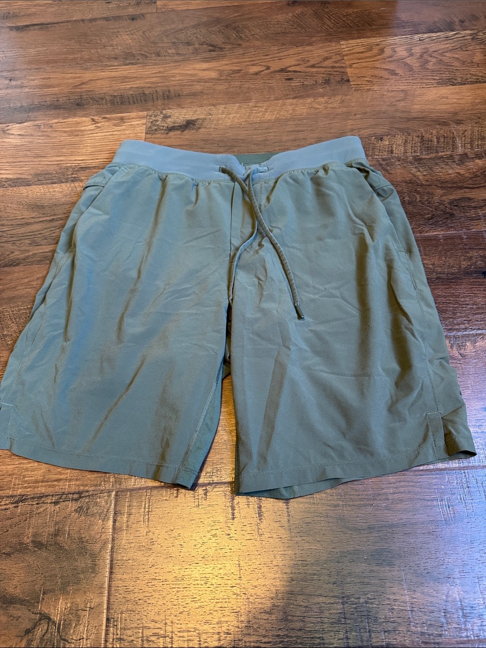 Fabulous men’s size medium olive drab green athletic shorts with full liner